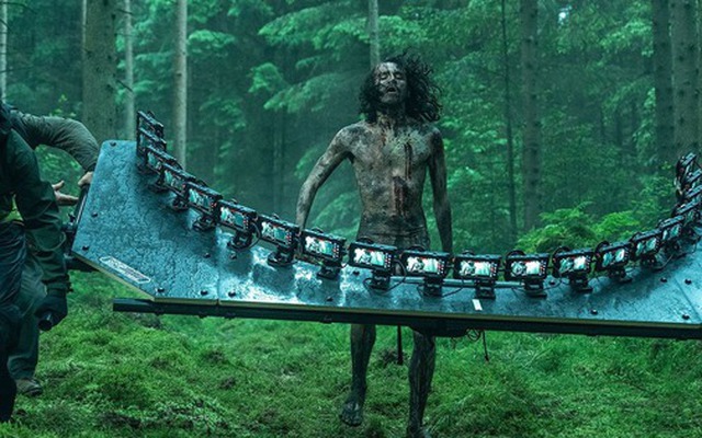 Phim trường của 28 Years Later có một công cụ đặc biệt: một cái giá chứa tới 20 cái iPhone để quay phim