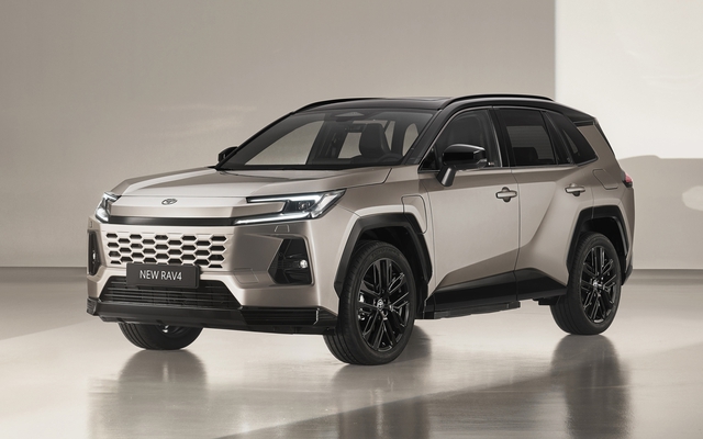 Toyota RAV4 PHEV bán chạy đến mức 'không giữ nổi xe ở đại lý'