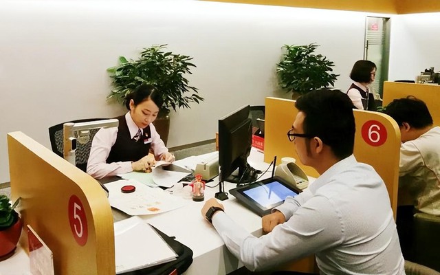 Người đàn ông nợ tín dụng 50 triệu đồng trong 8 năm, ngân hàng tự động khấu trừ 217 triệu đồng, đòi thêm 500 triệu đồng, tòa tuyên bố: Ngân hàng phải trả lại tiền