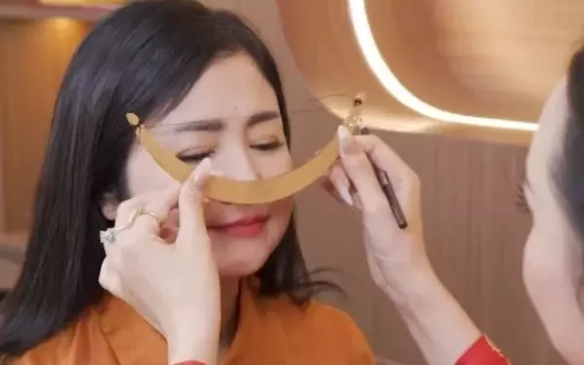 Nhiều NSND, NSƯT quảng cáo làm chân mày dán mác phong thủy