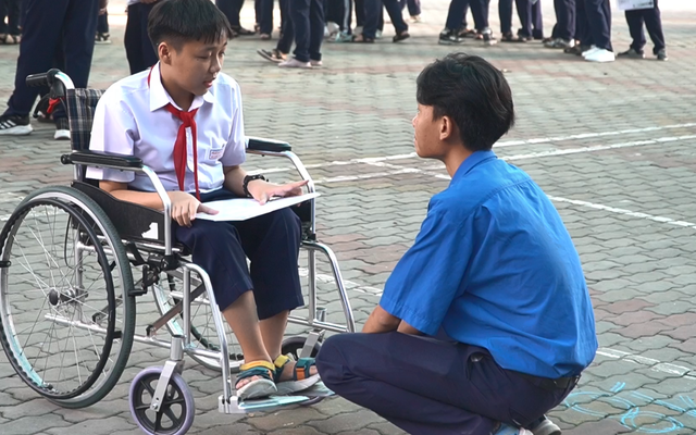 Điều chưa kể về thí sinh ngồi xe lăn, đeo máy đo đường huyết đặc biệt nhất kỳ thi vào lớp 10 tại TP.HCM năm nay