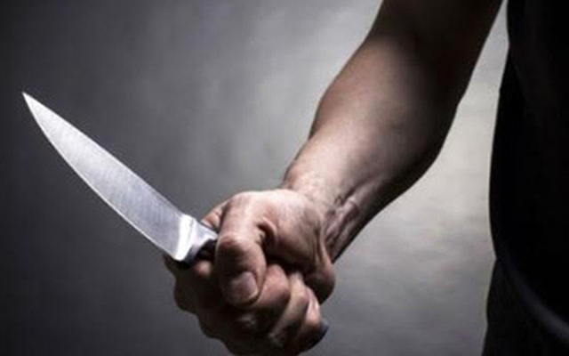 Xông vào nhà hàng xóm, chém trọng thương hai mẹ con rồi tự sát