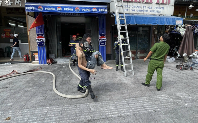 Cháy quán lẩu 6 tầng ở TP.HCM, cảnh sát cứu nhiều người thoát nạn