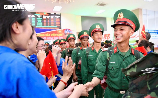 Người dân chào đón đoàn quân ra Bắc luyện tập diễu binh mừng 80 năm Quốc khánh