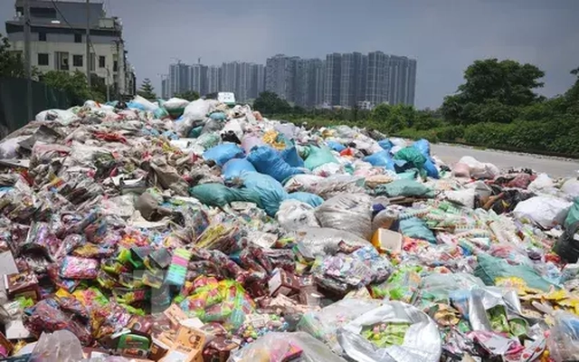 Hà Nội: Lại xuất hiện bãi rác bánh kẹo khổng lồ tại La Phù