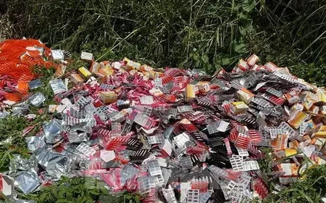 Kết quả kiểm tra các cửa hàng C.P ở Bình Dương; Loạt thuốc, TPCN bỗng thành rác ven đường