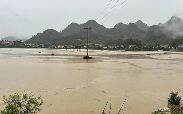 2 người chết, mất tích vì sét đánh, lũ cuốn