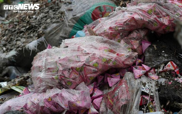 Núi bánh kẹo lại bị xả thải giữa đường, lãnh đạo xã La Phù nói gì?