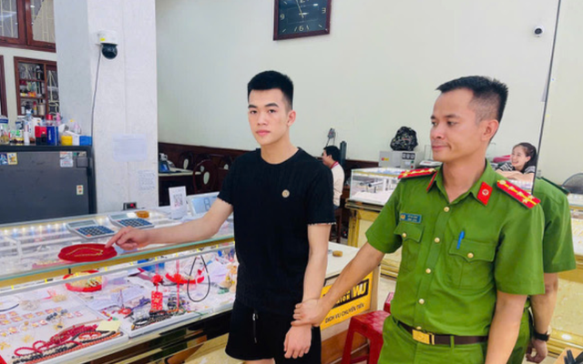Tịch thu 1 dây chuyền, 2 lắc tay vàng trị giá hơn 100 triệu đồng do thanh niên sinh năm 1996 đem bán