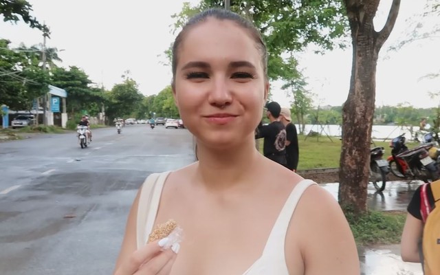 Khách Tây ăn xong 1 loại kẹo Việt Nam liền thốt lên: 'Chắc chắn sẽ mang về Hungary'