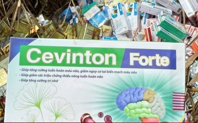 Tìm ra người đổ trộm thực phẩm chức năng ra bãi đất trống ở TP.HCM