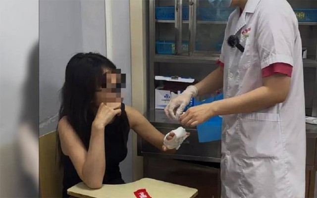 Bị gãy ngón tay do kẹp cửa mà không biết chỉ vì sơn móng quá dày