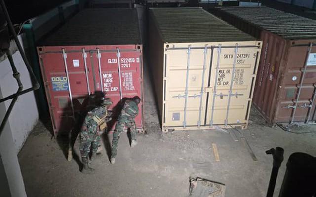 Nhận tin báo, lực lượng an ninh nhanh chóng đột kích một kho hàng: Phát hiện 12 container chứa tiền 5 triệu USD tiền giả và vàng giả
