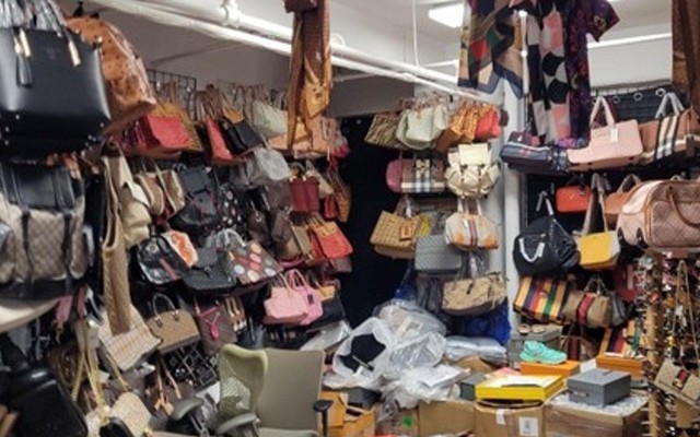 Đột kích kho hàng chứa toàn Louis Vuitton, Gucci, Chanel... "fake" chất thành đống, cảnh sát phanh phui vụ án hàng giả trị giá tới 26.000 tỷ đồng