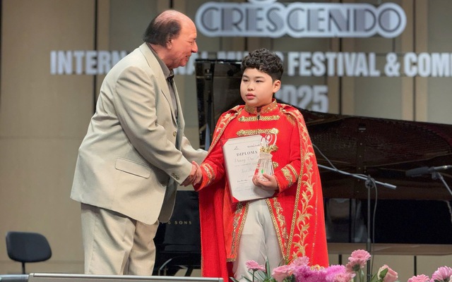 Cậu bé 13 tuổi mê Pavarotti, đoạt cú đúp giải thưởng opera tại cuộc thi Crescendo 2025