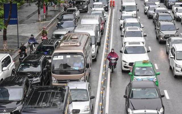 Ô tô dàn hàng 6, xe máy leo vỉa hè ngày đầu phân làn cứng đường Võ Chí Công