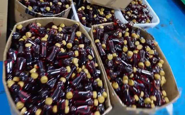 Đột kích cơ sở sản xuất gia vị lẩu giả bán cho nhiều nhà hàng lớn, đã tiêu thụ đến 6,5 triệu chai, tổng số tiền liên quan hơn 51 tỷ đồng