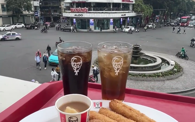 Khách Trung hết lời khen hàng KFC view "độc nhất vô nhị" ở Hà Nội, ai ngờ lại có chi tiết dở khóc dở cười