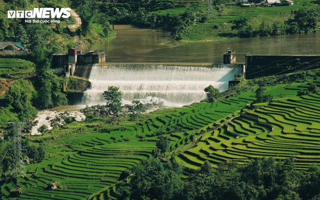 Giới trẻ đổ về Y Tý tránh nóng, săn mây trắng giữa đại ngàn Tây Bắc