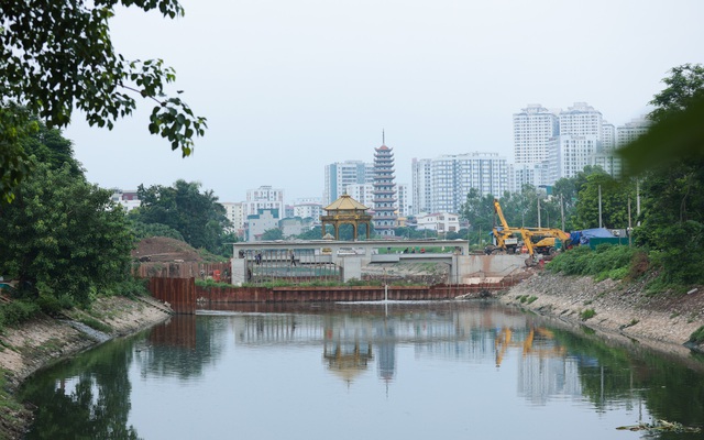 Cảnh tượng lạ trên sông Tô Lịch khiến ai cũng phải ngoái nhìn: Chủ đầu tư nói gì?