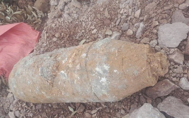 Phát hiện quả bom hơn 100kg còn nguyên kíp nổ trong vườn nhà