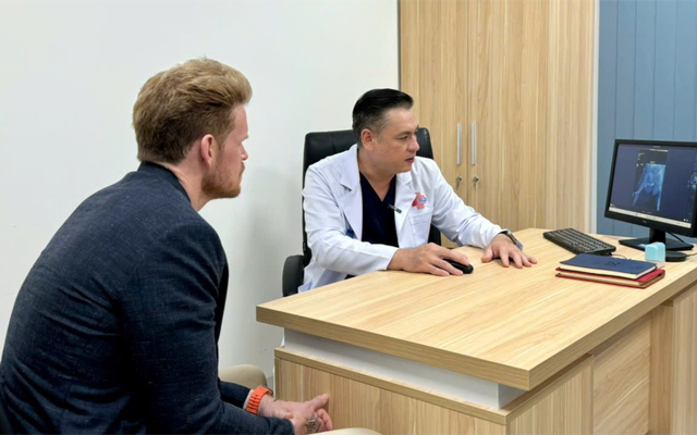 Suy sụp vì bệnh tật đeo bám suốt 15 năm, doanh nhân Mỹ tới Việt Nam mổ: "Tôi như được sinh ra lần nữa"