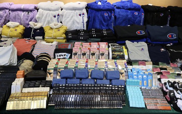 Bắt giữ một người phụ nữ 39 tuổi và một người đàn ông 56 tuổi với số hàng giả trị giá lên đến hơn 4.000 tỷ đồng