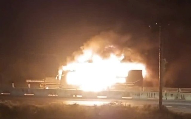 Xe khách bốc cháy ngùn ngụt trên quốc lộ 1