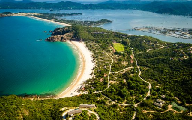 Nơi "lưng tựa núi, mặt hướng vịnh biển" ở miền Trung, du khách nhận xét: Ao ước 1 lần được tới đây!