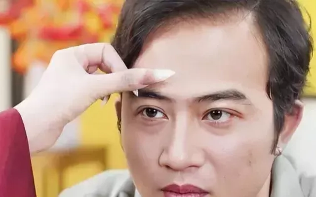 Vụ nghệ sĩ Việt quảng cáo phun chân mày để cải vận: Tiếp tay mê tín trục lợi