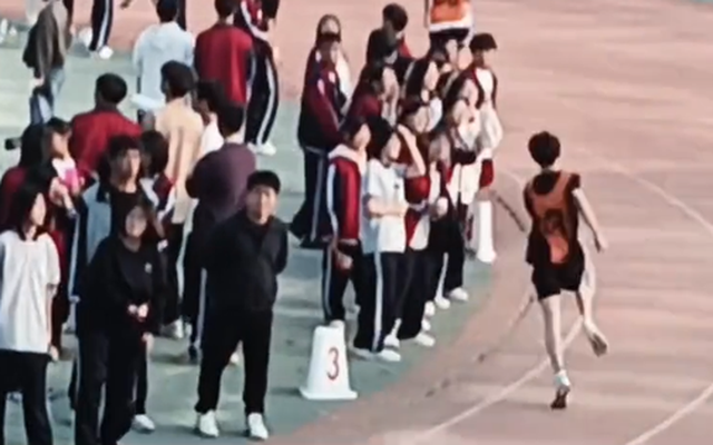 21 giây quay lén mà lãng mạn hơn mọi phim ngôn tình hot nhất, 250 triệu người yêu thầm đã xem và đồng cảm!