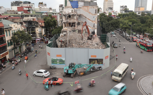 Những hình ảnh mới nhất của toà nhà Hàm Cá Mập sau khoảng một tháng bị tháo dỡ