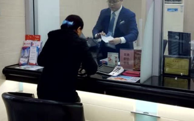 Người phụ nữ làm trong ngành ngân hàng gửi 32 tỷ đồng tiết kiệm, 1 tháng sau số dư còn hơn 3.000 đồng, công an thông báo: ‘Giám đốc chi nhánh đã đứng đằng sau’