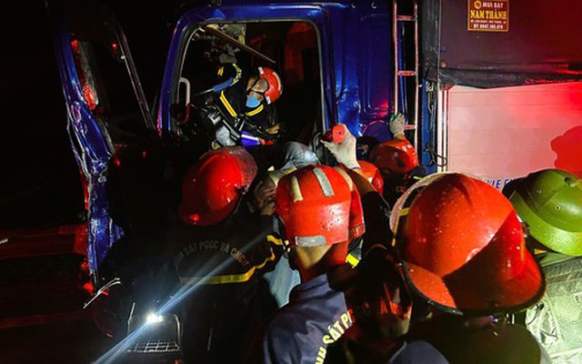 Phá ca-bin giải cứu tài xế mắc kẹt trong ô tô trên cao tốc