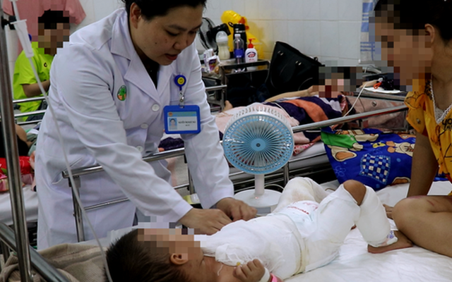 Xúc động mẹ hiến da đùi phủ ghép cho con bị phỏng nguy kịch