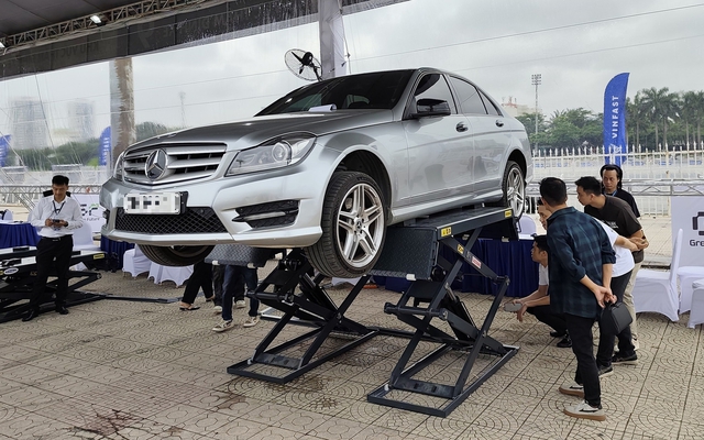 VinFast thu xe xăng đổi xe điện, có người mang Mercedes AMG đến