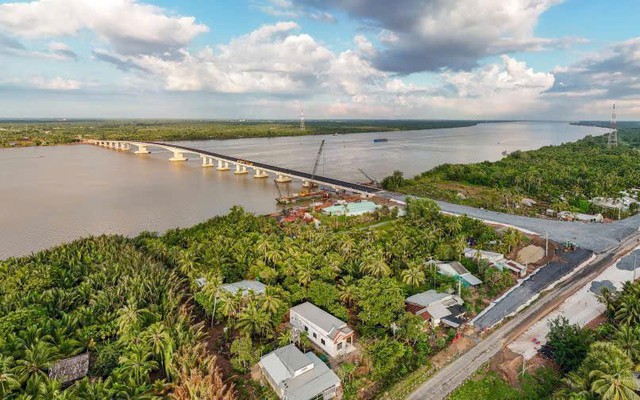 600 người căng mình 'cõng bê tông' vượt sông, quyết đưa cây cầu 8.000 tỷ đồng 'về đích' trước Quốc khánh