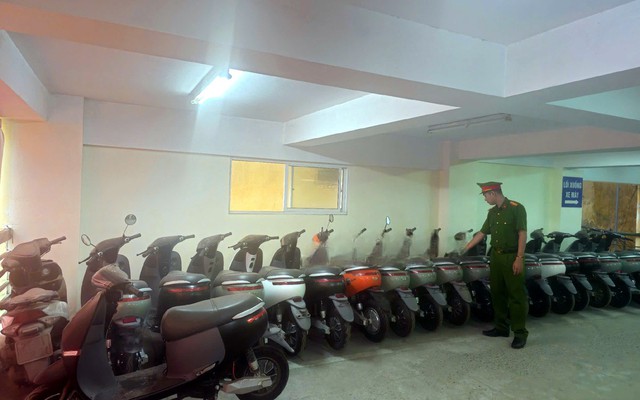 Kiểm tra đột xuất 2 cửa hàng xe điện Trung Hiếu, hiện đã bắt tạm giam 3 người