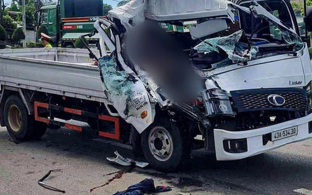 Hiện trường tai nạn giao thông liên hoàn, nam phụ xe mắc kẹt trong cabin