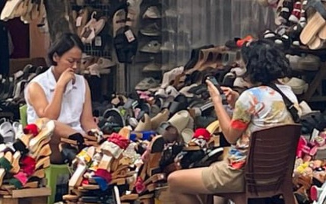 Sau 1 tháng đóng cửa im ỉm, hàng quán trên phố cổ Hà Nội mở bán trở lại