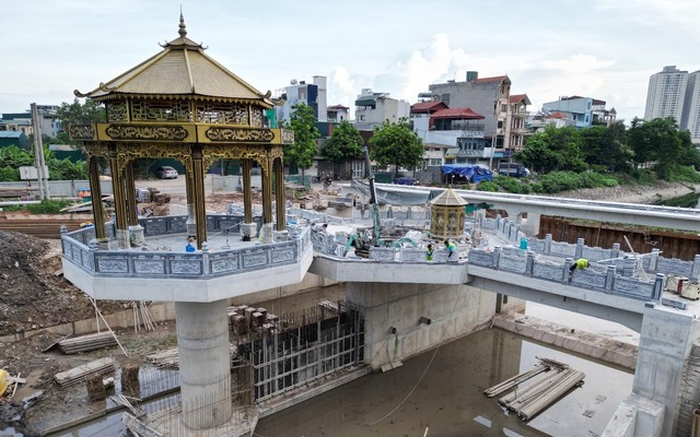 Cảnh tượng 'lạ' trên sông Tô Lịch khiến ai cũng phải ngoái nhìn: Sẽ hoàn thành trong tháng sau