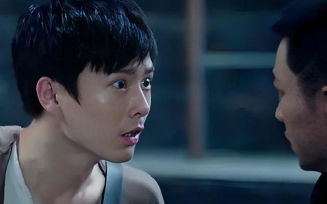 Trong bữa tiệc tân gia ở nhà tôi, em trai khoe lương tháng cả trăm triệu, bố mẹ tôi mừng rỡ mà đâu biết "sấm sét" ở ngay trên đầu