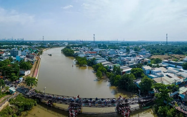 Nhìn lại cầu sắt hơn 50 năm tuổi, đi phải 'canh lượt tránh nhau' ở TPHCM