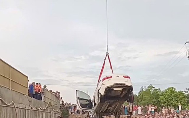 VIDEO: Khoảnh khắc trước khi ô tô tông 2 xe máy rồi lao xuống sông, 6 người thương vong