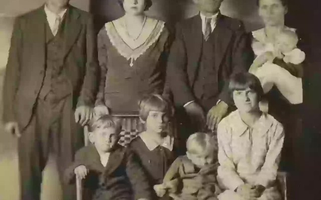 Sự thật rùng rợn đằng sau bức hình gia đình tưởng chừng bình thường được mệnh danh là “bức ảnh đáng sợ nhất từng được chụp”