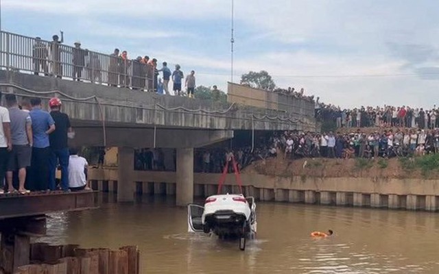 Xe ô tông 2 xe máy rồi lao xuống sông: 4 người gặp nạn trong một gia đình