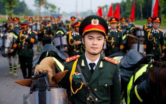Theo chân Cảnh sát cơ động Kỵ binh luyện tập cho Quốc khánh 2/9: Một buổi huấn luyện có gì đặc biệt?