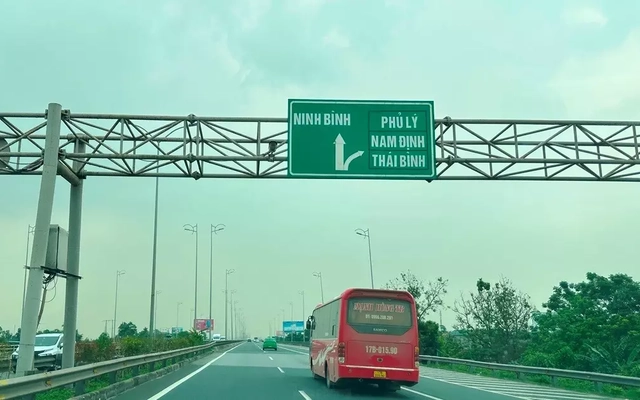 Cao tốc Bắc Nam có nhiều biển báo chỉ đến địa danh không còn tồn tại