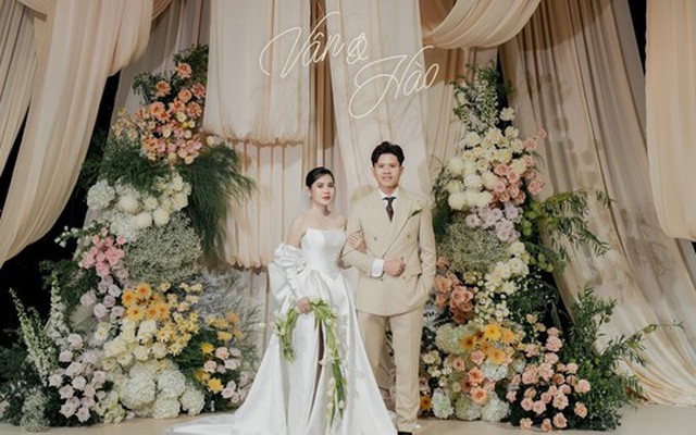 Sau đám cưới xa hoa, trung vệ ĐT Việt Nam và vợ hotgirl Quảng Ninh gây xúc động vì hành động tử tế