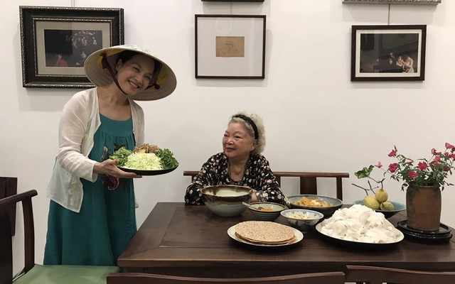 Nữ NSND nổi tiếng cả nước được mẹ U90 là NSƯT chúc mừng tuổi mới